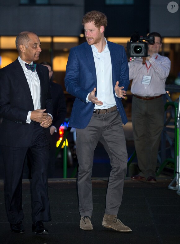 Le prince Harry a rencontré le personnel des services ambulanciers londoniens (London Ambulance Service) de Waterloo Road le 2 février 2017.