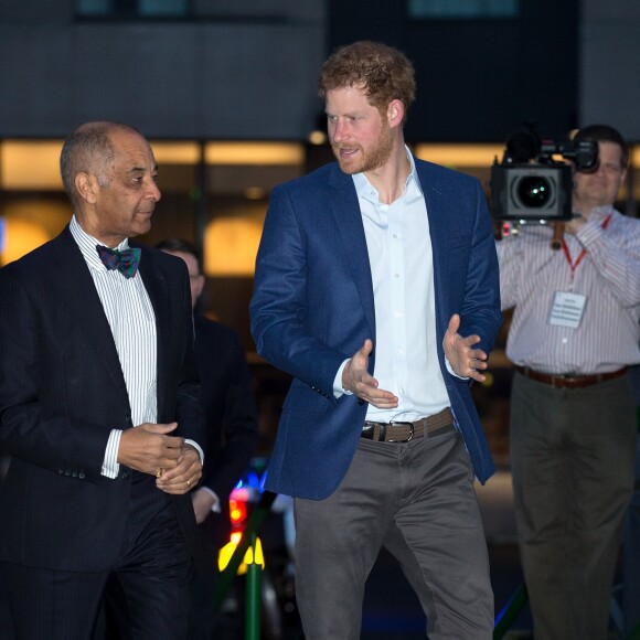 Le prince Harry a rencontré le personnel des services ambulanciers londoniens (London Ambulance Service) de Waterloo Road le 2 février 2017.