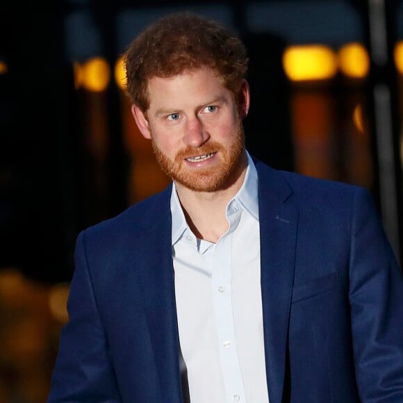 Le prince Harry a rencontré le personnel des services ambulanciers londoniens (London Ambulance Service) de Waterloo Road le 2 février 2017, au lendemain d'un dîner romantique avec sa compagne Meghan Markle au SoHo House.