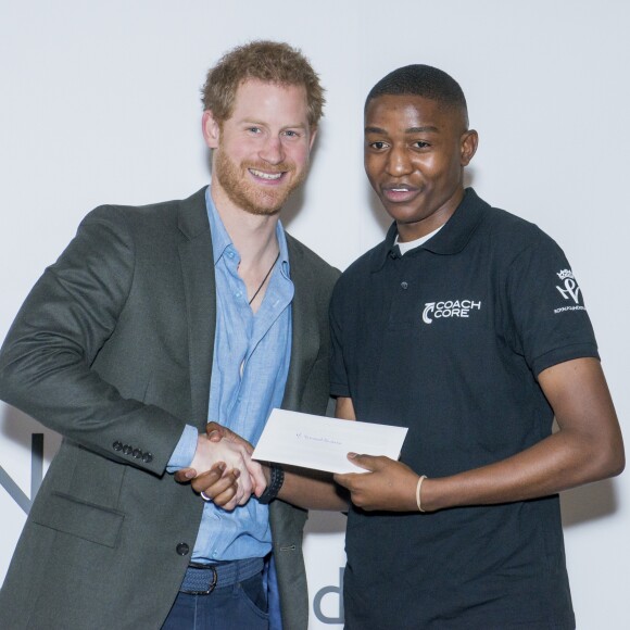 Le prince Harry lors de la cérémonie de remise des diplômes de Coach Core au Nottingham Council House à Nottingham, le 1er février 2017, un projet soutenu par la Royal Foundation.