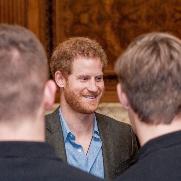 Le prince Harry lors de la cérémonie de remise des diplômes de Coach Core au Nottingham Council House à Nottingham, le 1er février 2017, un projet soutenu par la Royal Foundation.