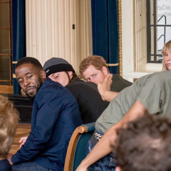 Le prince Harry lors de la cérémonie de remise des diplômes de Coach Core au Nottingham Council House à Nottingham, le 1er février 2017, un projet soutenu par la Royal Foundation.