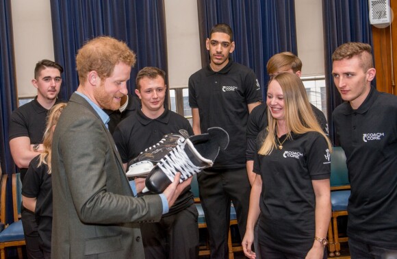 Le prince Harry lors de la cérémonie de remise des diplômes de Coach Core au Nottingham Council House à Nottingham, le 1er février 2017, un projet soutenu par la Royal Foundation.