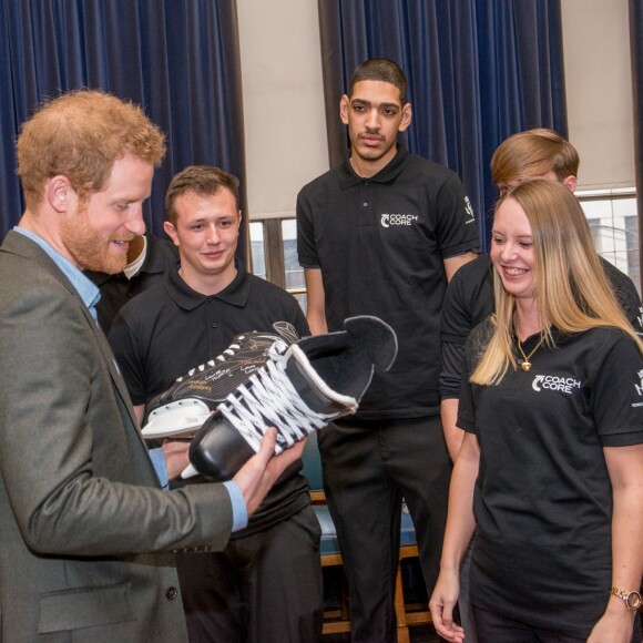 Le prince Harry lors de la cérémonie de remise des diplômes de Coach Core au Nottingham Council House à Nottingham, le 1er février 2017, un projet soutenu par la Royal Foundation.