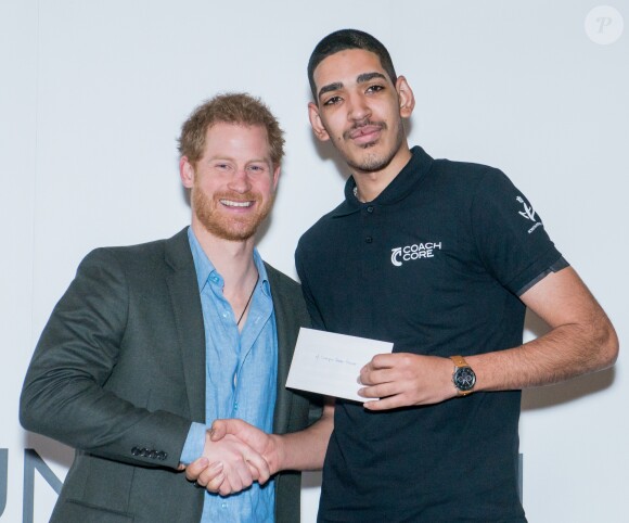 Le prince Harry lors de la cérémonie de remise des diplômes de Coach Core au Nottingham Council House à Nottingham, le 1er février 2017, un projet soutenu par la Royal Foundation.