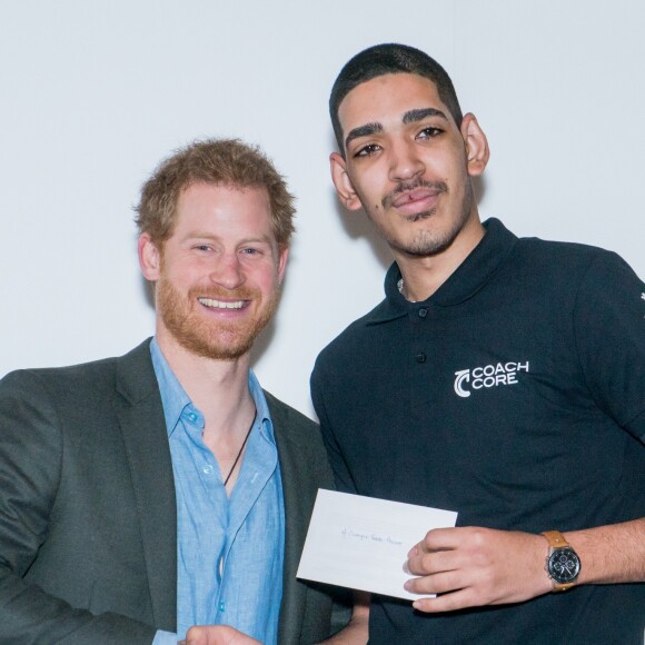 Le prince Harry lors de la cérémonie de remise des diplômes de Coach Core au Nottingham Council House à Nottingham, le 1er février 2017, un projet soutenu par la Royal Foundation.
