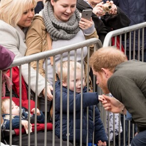 Le prince Harry a eu du succès auprès du public et tout particulièrement d'un petit garçon lors de son arrivée à pied à la Council House le 1er février 2017.