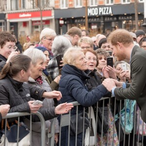 Le prince Harry a eu du succès auprès du public et tout particulièrement d'un petit garçon lors de son arrivée à pied à la Council House le 1er février 2017.