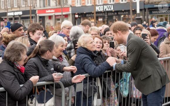 Le prince Harry a eu du succès auprès du public et tout particulièrement d'un petit garçon lors de son arrivée à pied à la Council House le 1er février 2017.