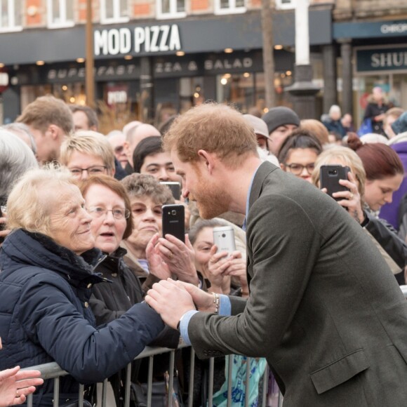 Le prince Harry a eu du succès auprès du public et tout particulièrement d'un petit garçon lors de son arrivée à pied à la Council House le 1er février 2017.