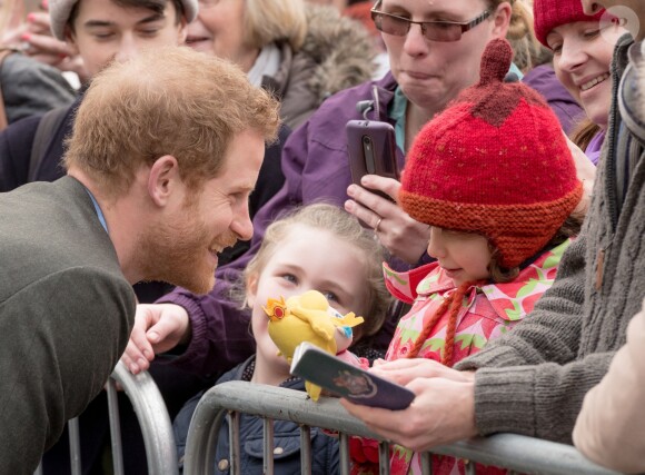 Le prince Harry a eu du succès auprès du public et tout particulièrement d'un petit garçon lors de son arrivée à pied à la Council House le 1er février 2017.