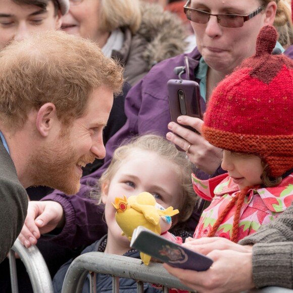 Le prince Harry a eu du succès auprès du public et tout particulièrement d'un petit garçon lors de son arrivée à pied à la Council House le 1er février 2017.