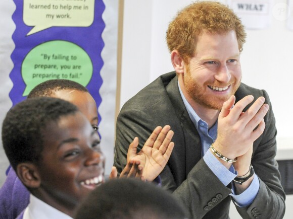 Le prince Harry assiste à un compte-rendu concernant Full Effect and Coach Core, deux projets soutenus par la Royal Foundation à Nottingham le 1er février 2017.