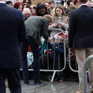 Le prince Harry a eu du succès auprès du public et tout particulièrement d'un petit garçon lors de son arrivée à pied à la Council House le 1er février 2017.