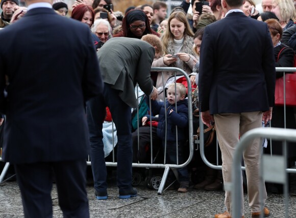 Le prince Harry a eu du succès auprès du public et tout particulièrement d'un petit garçon lors de son arrivée à pied à la Council House le 1er février 2017.