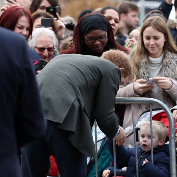 Le prince Harry a eu du succès auprès du public et tout particulièrement d'un petit garçon lors de son arrivée à pied à la Council House le 1er février 2017.