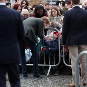 Le prince Harry a eu du succès auprès du public et tout particulièrement d'un petit garçon lors de son arrivée à pied à la Council House le 1er février 2017.