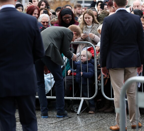 Le prince Harry a eu du succès auprès du public et tout particulièrement d'un petit garçon lors de son arrivée à pied à la Council House le 1er février 2017.