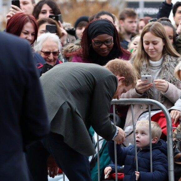 Le prince Harry a eu du succès auprès du public et tout particulièrement d'un petit garçon lors de son arrivée à pied à la Council House le 1er février 2017.
