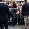 Le prince Harry a eu du succès auprès du public et tout particulièrement d'un petit garçon lors de son arrivée à pied à la Council House le 1er février 2017.