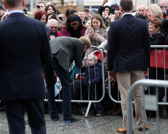 Le prince Harry a eu du succès auprès du public et tout particulièrement d'un petit garçon lors de son arrivée à pied à la Council House le 1er février 2017.