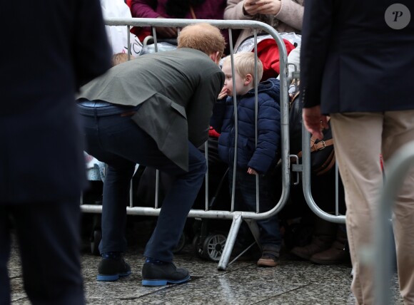Le prince Harry a eu du succès auprès du public et tout particulièrement d'un petit garçon lors de son arrivée à pied à la Council House le 1er février 2017.