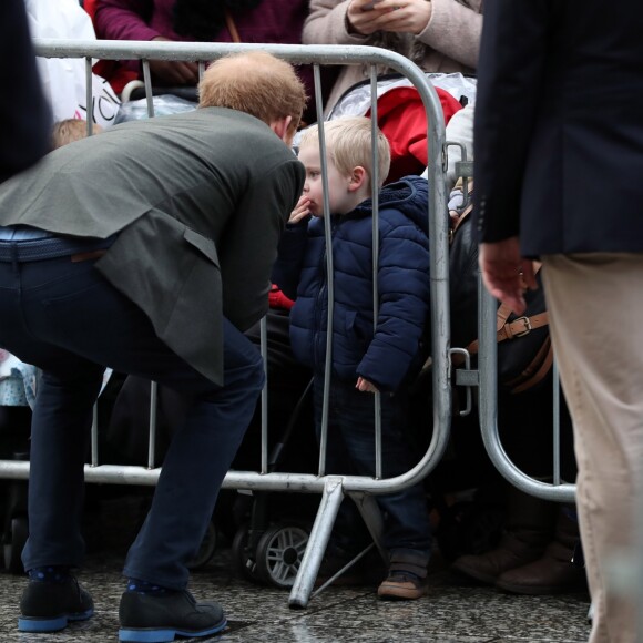 Le prince Harry a eu du succès auprès du public et tout particulièrement d'un petit garçon lors de son arrivée à pied à la Council House le 1er février 2017.