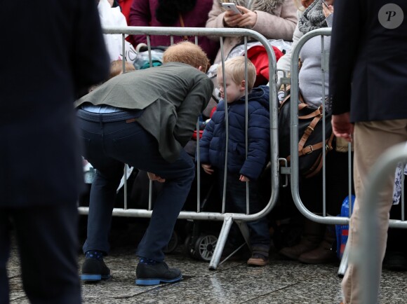 Le prince Harry a eu du succès auprès du public et tout particulièrement d'un petit garçon lors de son arrivée à pied à la Council House le 1er février 2017.