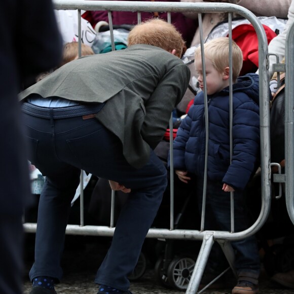 Le prince Harry a eu du succès auprès du public et tout particulièrement d'un petit garçon lors de son arrivée à pied à la Council House le 1er février 2017.