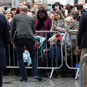 Le prince Harry a eu du succès auprès du public et tout particulièrement d'un petit garçon lors de son arrivée à pied à la Council House le 1er février 2017.