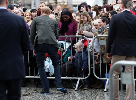 Le prince Harry a eu du succès auprès du public et tout particulièrement d'un petit garçon lors de son arrivée à pied à la Council House le 1er février 2017.