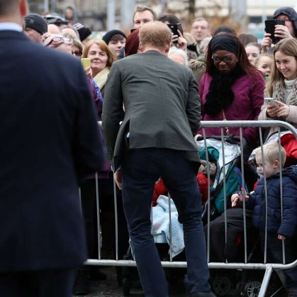 Le prince Harry a eu du succès auprès du public et tout particulièrement d'un petit garçon lors de son arrivée à pied à la Council House le 1er février 2017.
