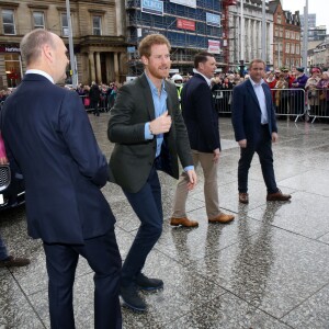 Le prince Harry a eu du succès auprès du public et tout particulièrement d'un petit garçon lors de son arrivée à pied à la Council House le 1er février 2017.