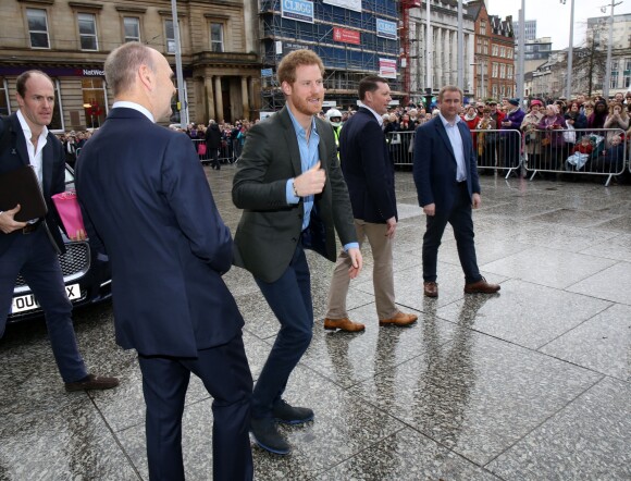Le prince Harry a eu du succès auprès du public et tout particulièrement d'un petit garçon lors de son arrivée à pied à la Council House le 1er février 2017.