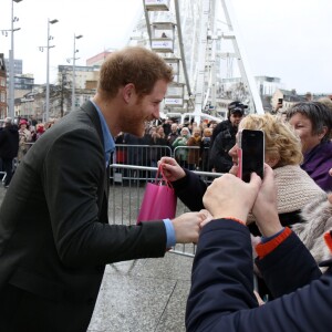 Le prince Harry a eu du succès auprès du public et tout particulièrement d'un petit garçon lors de son arrivée à pied à la Council House le 1er février 2017.