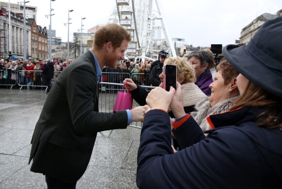 Le prince Harry a eu du succès auprès du public et tout particulièrement d'un petit garçon lors de son arrivée à pied à la Council House le 1er février 2017.