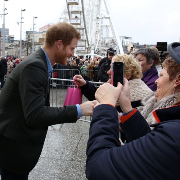 Le prince Harry a eu du succès auprès du public et tout particulièrement d'un petit garçon lors de son arrivée à pied à la Council House le 1er février 2017.