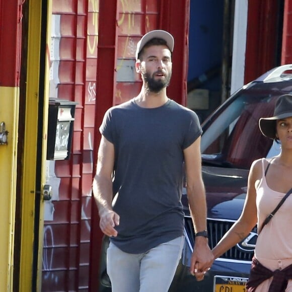 Semi-Exclusif - Benoît Paire et sa compagne Shy'm se promènent dans les rues de Brooklyn à New York le 23 août 2016