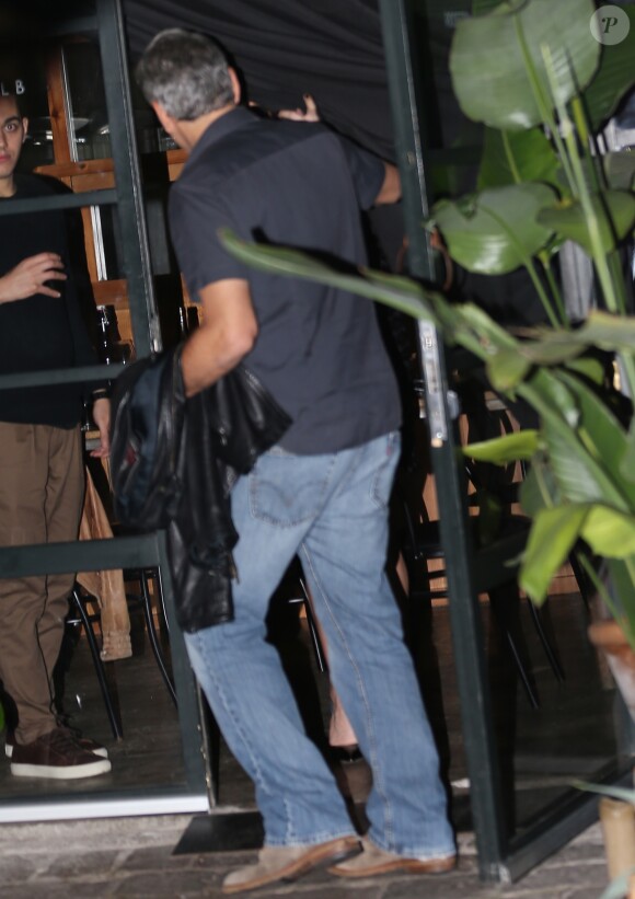 George Clooney a diné au restaurant Smokehouse pour l'anniversaire de sa femme Amal Alamuddin enceinte avec ses parents Nina et Nick Clooney à Barcelone, le 2 février 2017