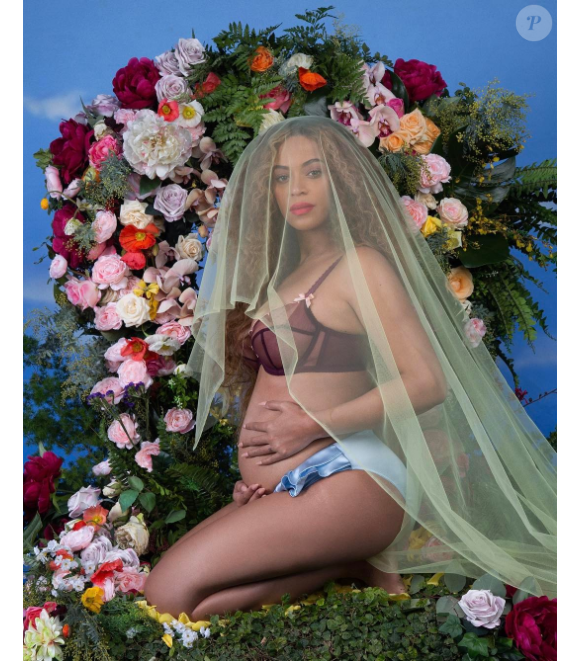 Beyoncé et Jay Z ont annoncé par le biais de cette photo, partagée sur Instagram le 1er février 2017, que la chanteuse est enceinte de jumeaux !