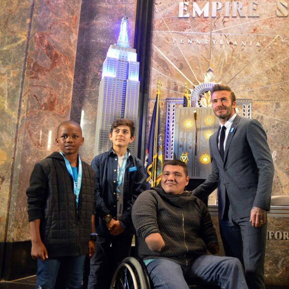 David Beckham, ambassadeur de l'UNICEF, illumine l'empire State Building pour les 70 ans de l'UNICEF à New York le 12 décembre 2016.