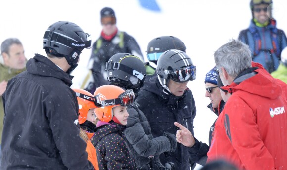 Le roi Felipe VI, l'infante Sofia, la princesse Leonor et la reine Letizia - Le couple royal espagnol et leurs filles font du ski dans la station d'Astun, Huesca, le 5 février 2017.