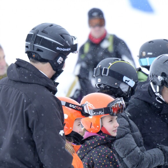 Le roi Felipe VI, l'infante Sofia, la princesse Leonor et la reine Letizia - Le couple royal espagnol et leurs filles font du ski dans la station d'Astun, Huesca, le 5 février 2017.