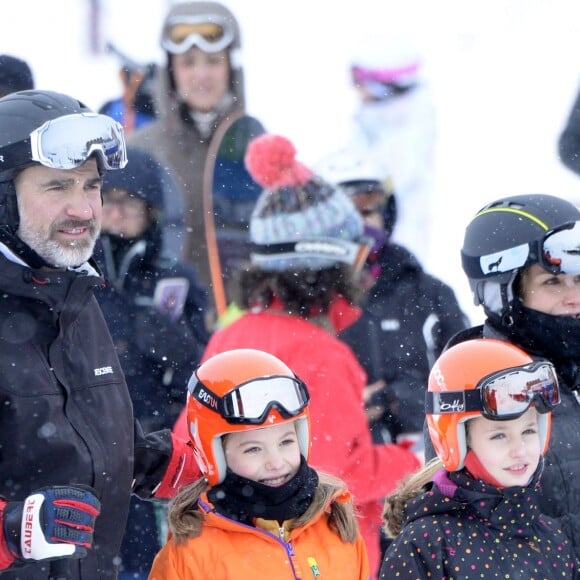 Le roi Felipe VI, l'infante Sofia, la princesse Leonor et la reine Letizia - Le couple royal espagnol et leurs filles font du ski dans la station d'Astun, Huesca, le 5 février 2017.