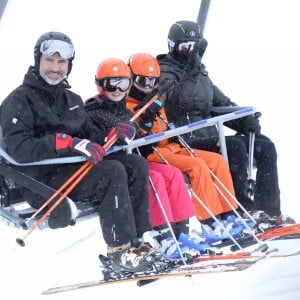 Le roi Felipe VI, l'infante Sofia, la princesse Leonor et la reine Letizia - Le couple royal espagnol et leurs filles font du ski dans la station d'Astun, Huesca, le 5 février 2017.