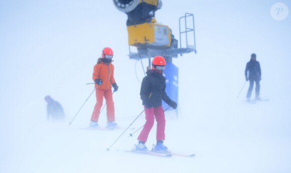 La princesse Leonor et l'infante Sofia d'Espagne font du ski avec leurs parents dans la station d'Astun, Huesca, le 5 février 2017.