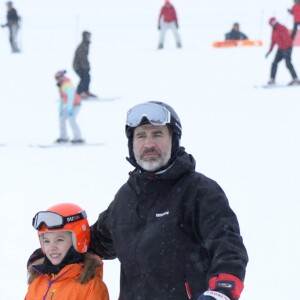 La reine Letizia, la princesse Leonor, l'infante Sofia et le roi Felipe VI d'Espagne parés à partir à l'assaut des pistes de ski dans la station d'Astun, Huesca, le 5 février 2017.
