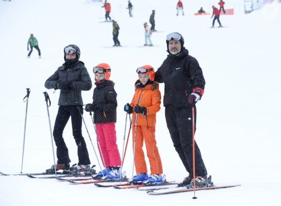 La reine Letizia, la princesse Leonor, l'infante Sofia et le roi Felipe VI d'Espagne parés à partir à l'assaut des pistes de ski dans la station d'Astun, Huesca, le 5 février 2017.