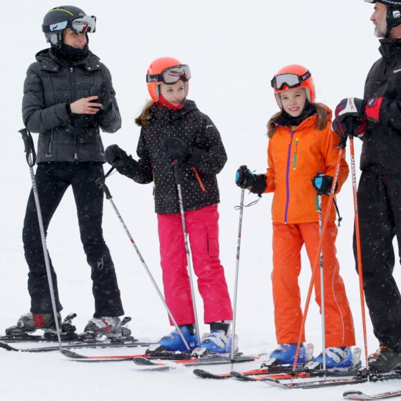 La reine Letizia, la princesse Leonor, l'infante Sofia et le roi Felipe VI d'Espagne parés à partir à l'assaut des pistes de ski dans la station d'Astun, Huesca, le 5 février 2017.