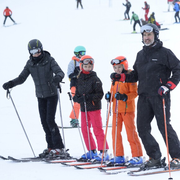 La reine Letizia, la princesse Leonor, l'infante Sofia et le roi Felipe VI d'Espagne parés à partir à l'assaut des pistes de ski dans la station d'Astun, Huesca, le 5 février 2017.